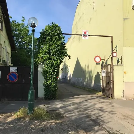 Romantic-downtown-free Parking *